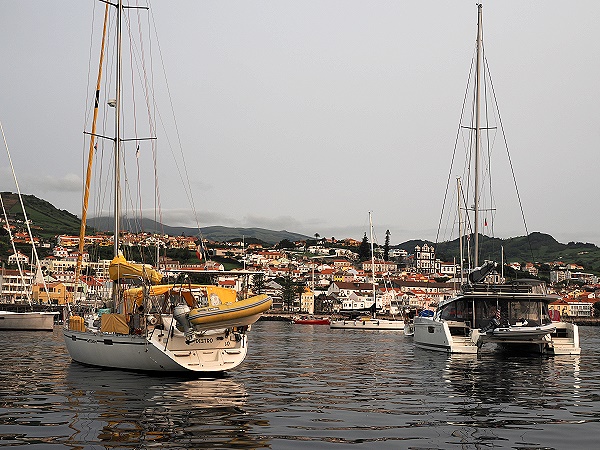 Boote vor Horta